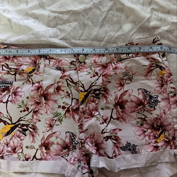 H&M White High Rise Purple Butterfly Floral Cuffed Summer Jean Shorts. Size 8 - Picture 8 of 9